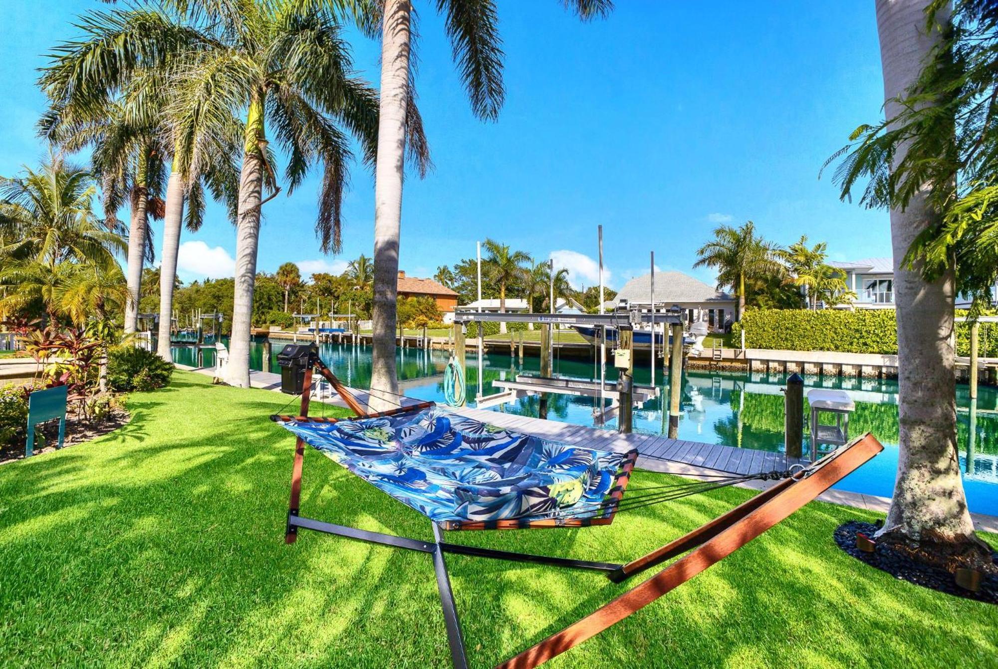 Bikinis And Martinis Waterfront Canal Villa Anna Maria Dış mekan fotoğraf