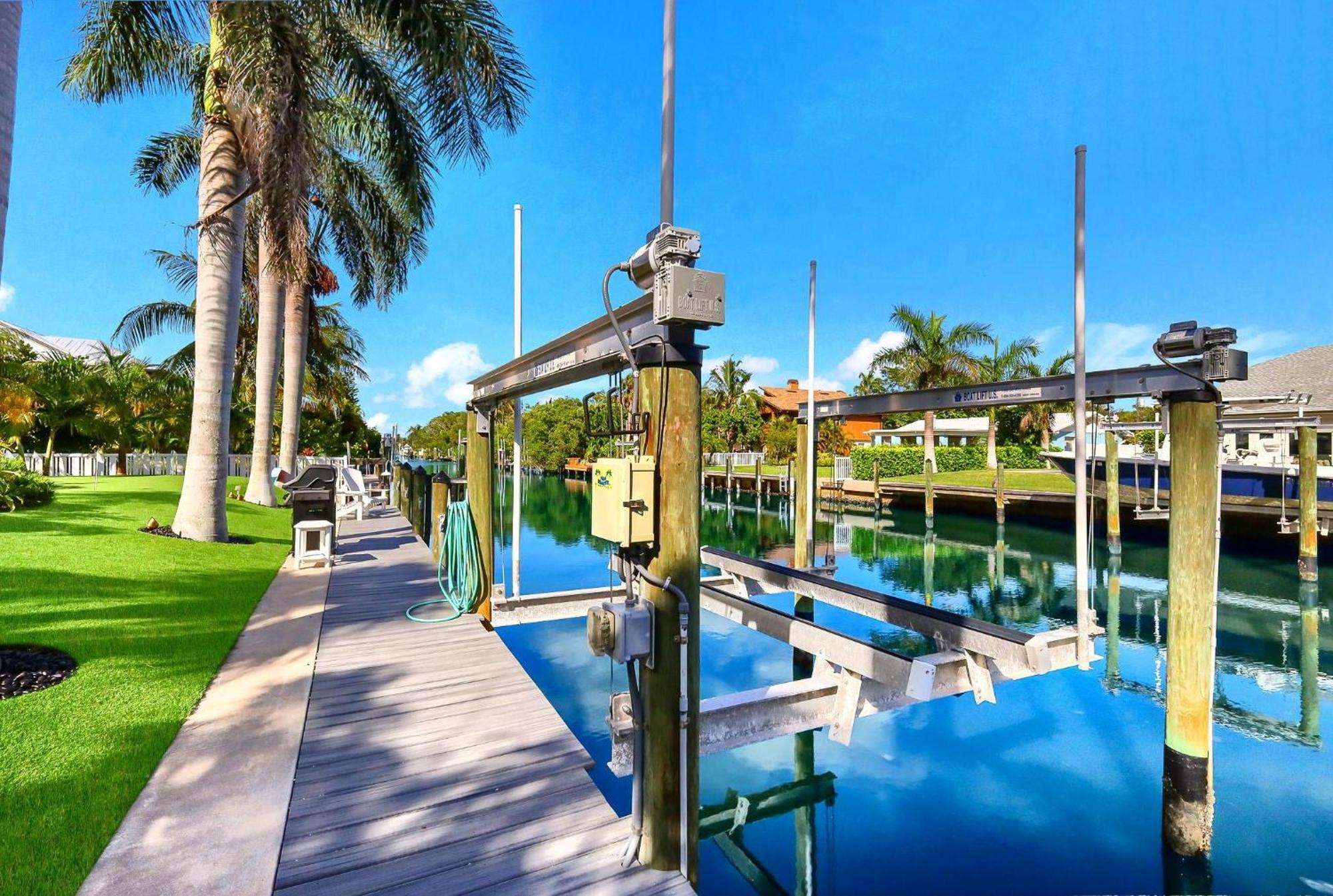Bikinis And Martinis Waterfront Canal Villa Anna Maria Dış mekan fotoğraf