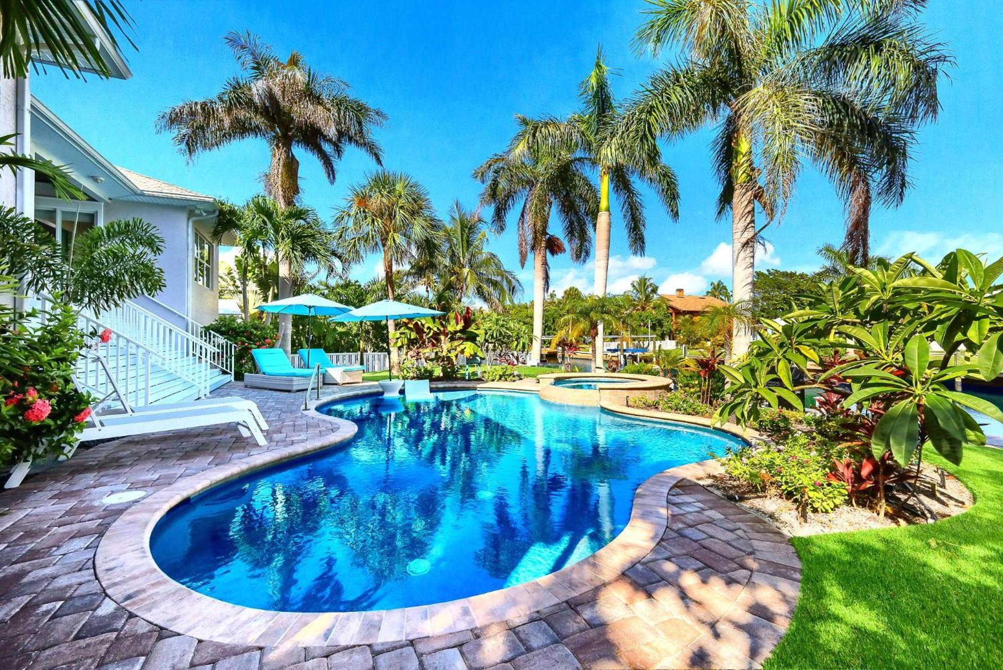 Bikinis And Martinis Waterfront Canal Villa Anna Maria Dış mekan fotoğraf