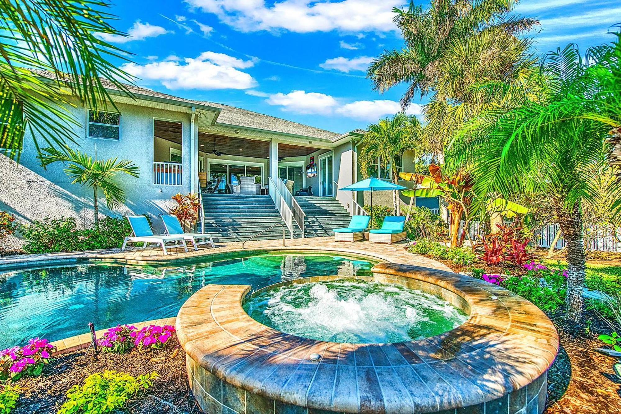 Bikinis And Martinis Waterfront Canal Villa Anna Maria Dış mekan fotoğraf